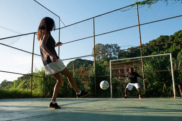 Gente de tiro completo jugando al fútbol