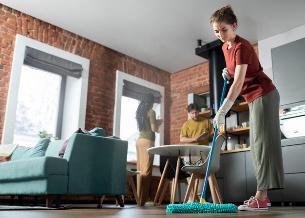 Gente de tiro completo limpiando la habitación juntos