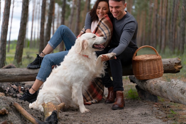 Foto gratuita gente de tiro completo con lindo perro