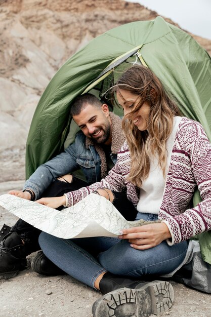 Gente de tiro completo con mapa al aire libre