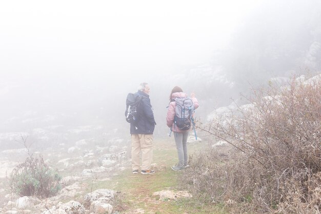 Gente de tiro completo con mochilas.