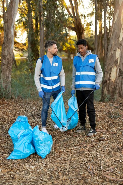 Gente de tiro completo recogiendo basura