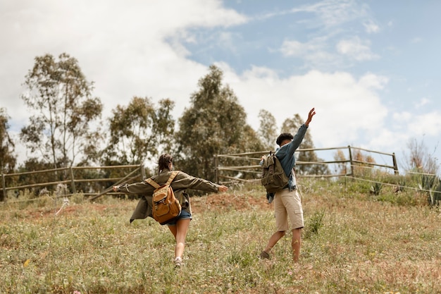 Gente de tiro completo relajándose al aire libre