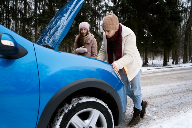 Gente de tiro completo revisando auto