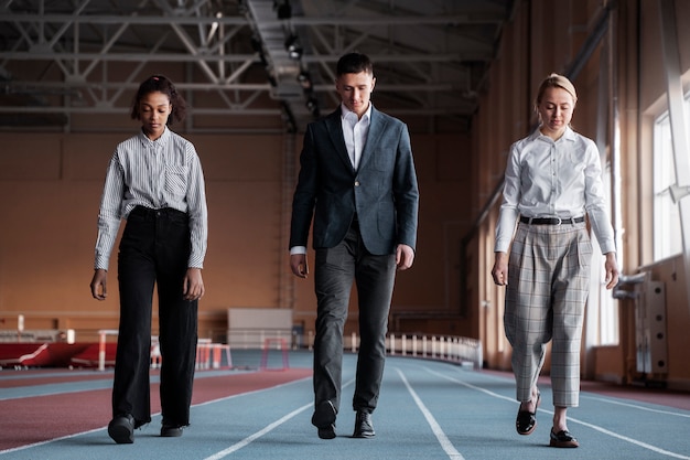 Foto gratuita gente de tiro completo vistiendo trajes en el gimnasio