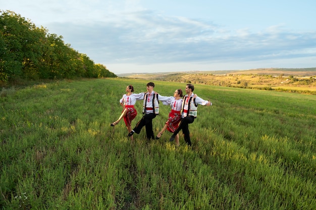 Foto gratuita gente de tiro lejano bailando en el campo