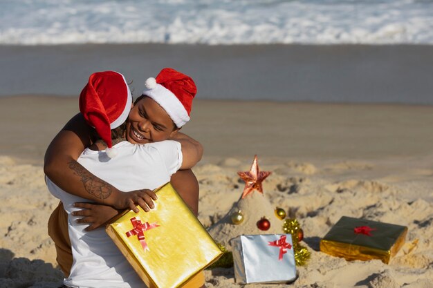 Gente de tiro medio abrazándose en la playa