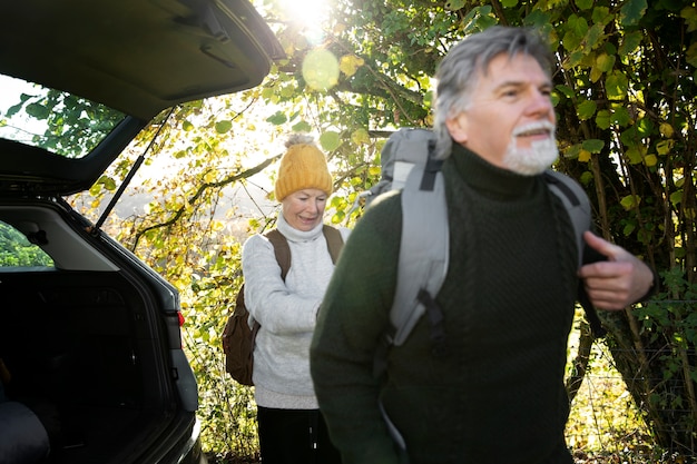 Foto gratuita gente de tiro medio caminando en la naturaleza