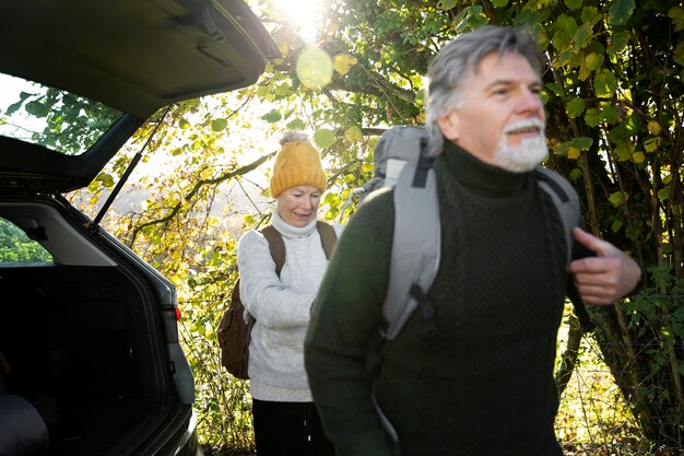 Gente de tiro medio caminando en la naturaleza