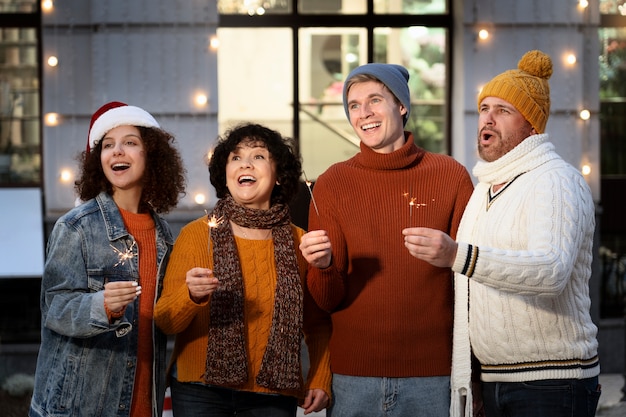 Foto gratuita gente de tiro medio cantando al aire libre.