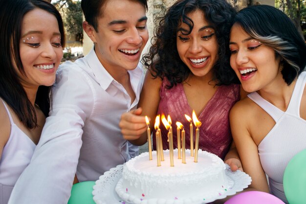 Gente de tiro medio celebrando cumpleaños