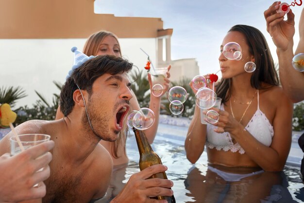 Gente de tiro medio celebrando en jacuzzi.