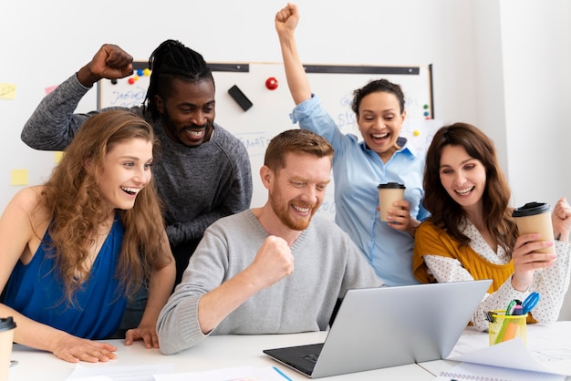 Foto gratuita gente de tiro medio celebrando juntos