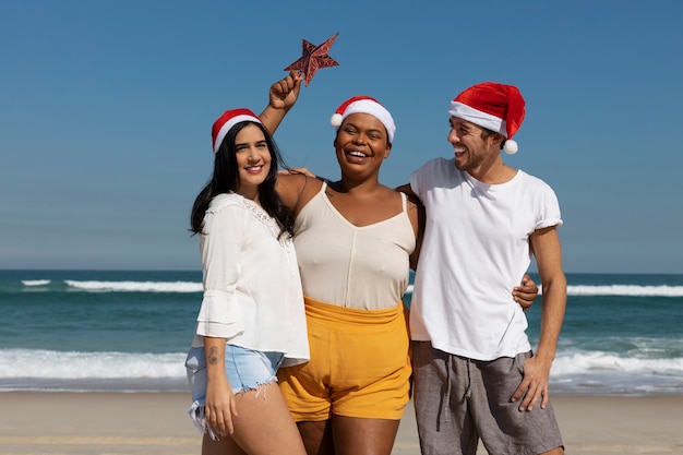 Gente de tiro medio celebrando la navidad