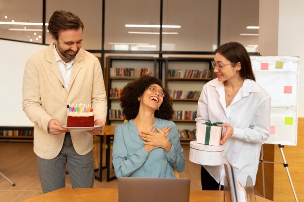 Gente de tiro medio celebrando en el trabajo.