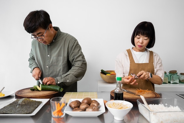 Gente de tiro medio cocinando juntos