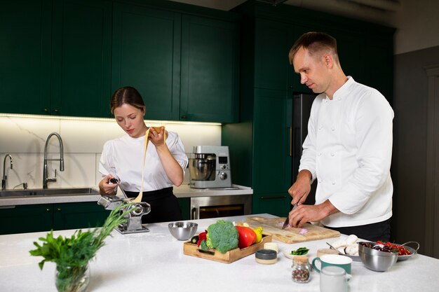 Gente de tiro medio cocinando juntos