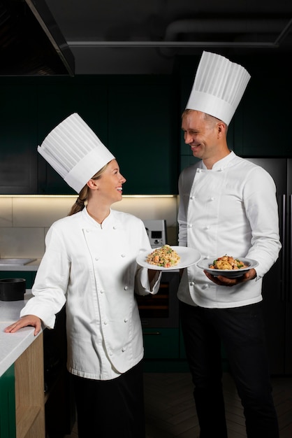 Gente de tiro medio cocinando juntos