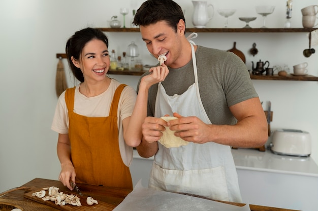 Gente de tiro medio cocinando pizza juntos