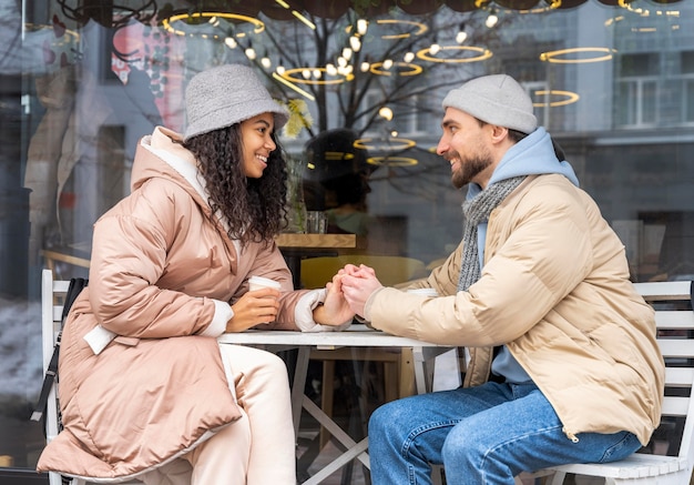 Gente de tiro medio cogidos de la mano al aire libre