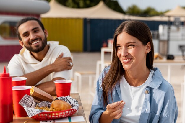 Gente de tiro medio con comida sabrosa