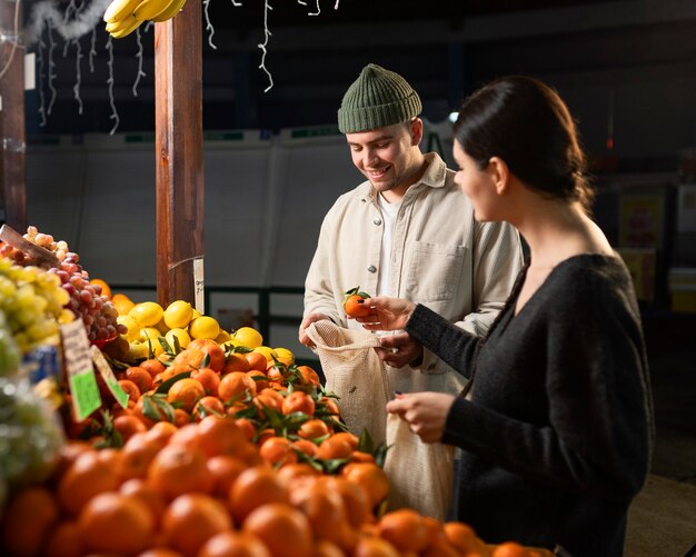 Gente de tiro medio comprando comida