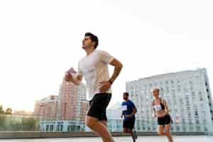 Foto gratuita gente de tiro medio corriendo en la ciudad