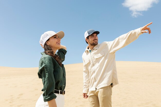 Gente de tiro medio en el desierto.