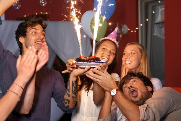 Gente de tiro medio en fiesta sorpresa