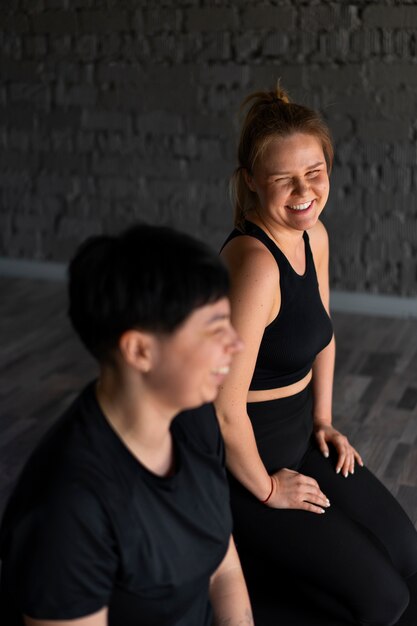 Foto gratuita gente de tiro medio en el gimnasio.