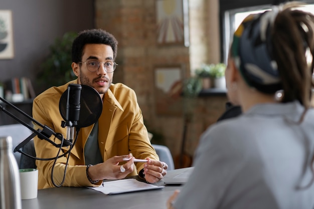 Gente de tiro medio haciendo podcast