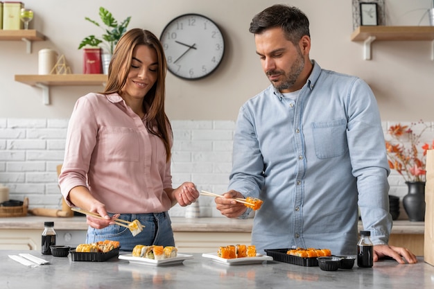 Foto gratuita gente de tiro medio con pedido de sushi.