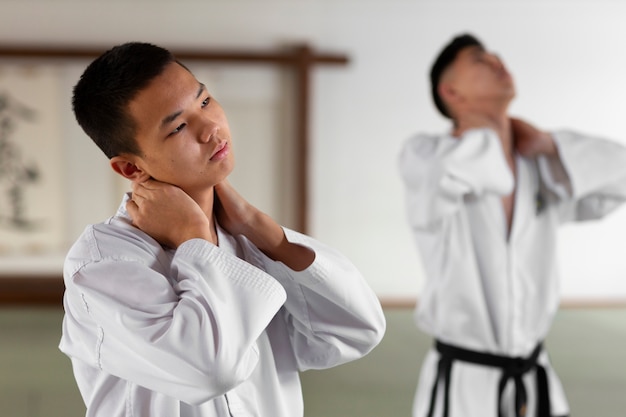 Foto gratuita gente de tiro medio practicando taekwondo.