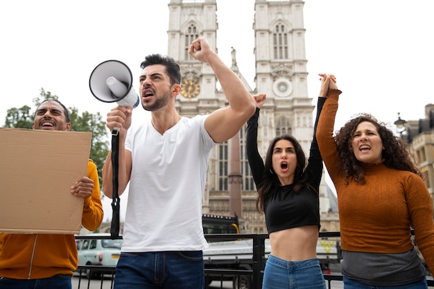 Gente de tiro medio en protesta