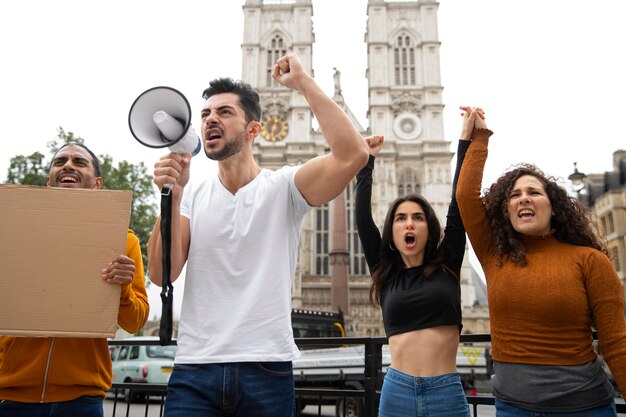 Gente de tiro medio en protesta