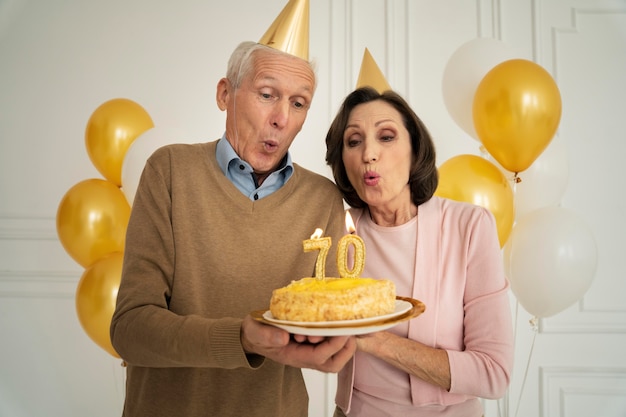 Gente de tiro medio soplando velas