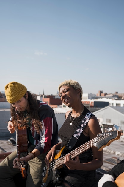 Gente de tiro medio tocando guitarras