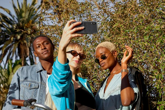 Gente de tiro medio tomando selfie