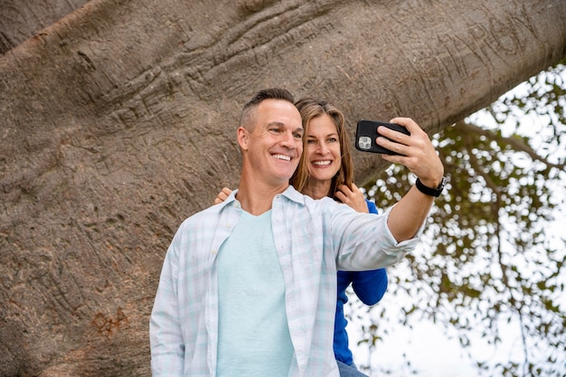 Foto gratuita gente de tiro medio tomando selfie