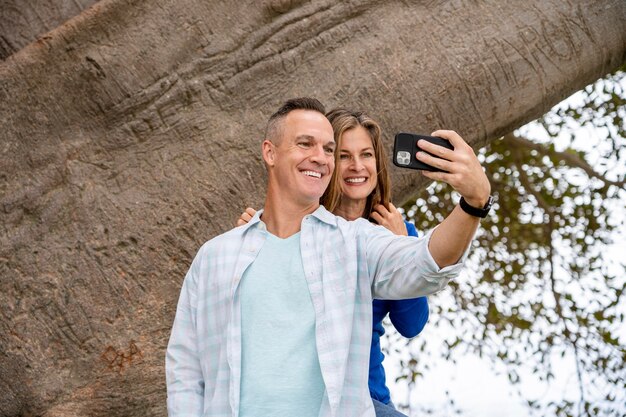 Gente de tiro medio tomando selfie