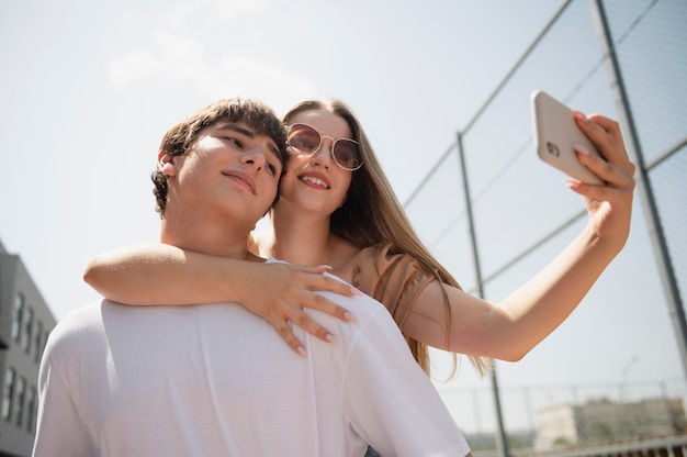 Gente de tiro medio tomando selfie