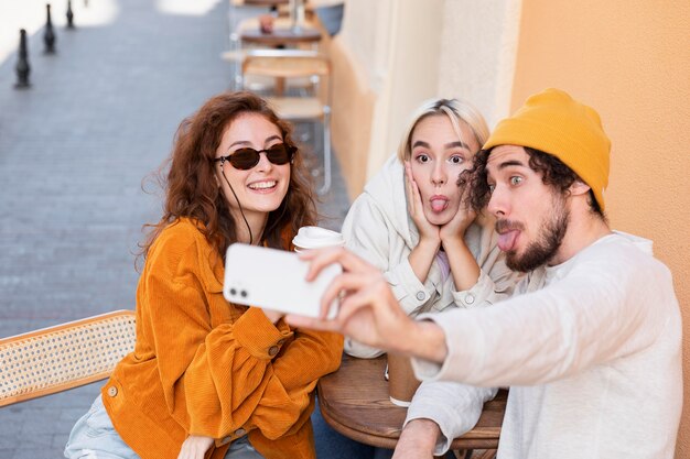 Gente de tiro medio tomando selfie