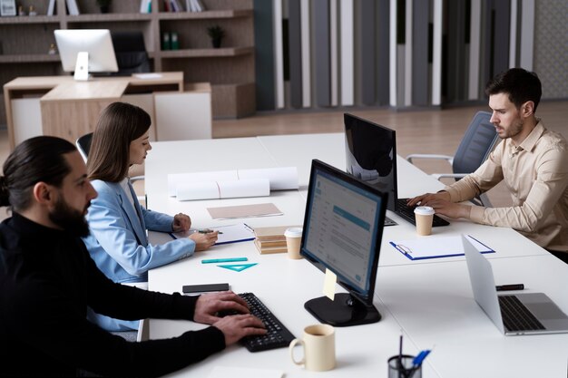 Gente de tiro medio trabajando en la oficina