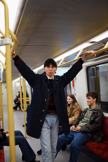 Gente de tiro medio viajando