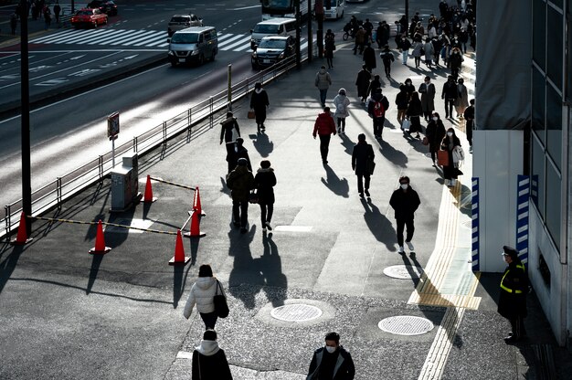 Gente de Tokio que viaja en la calle