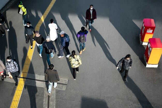 Gente de Tokio que viaja en la calle