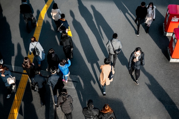 Foto gratuita gente de tokio que viaja en la calle