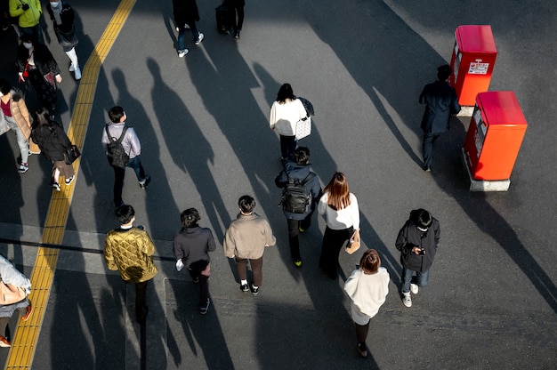 Foto gratuita gente de tokio que viaja en la calle