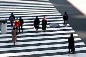 Foto gratuita gente de tokio que viaja en la calle