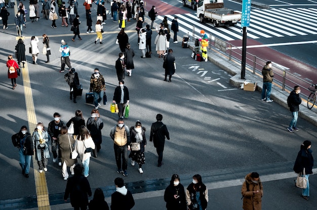 Gente de Tokio que viaja en la calle